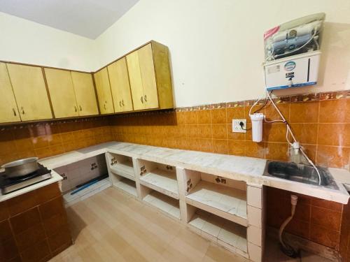 een keuken met een aanrecht en een wastafel bij Swati Heritage Homes in Varanasi