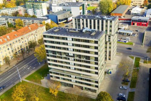 维尔纽斯中心公寓 - 维吉奥公寓的城市高楼的俯视图