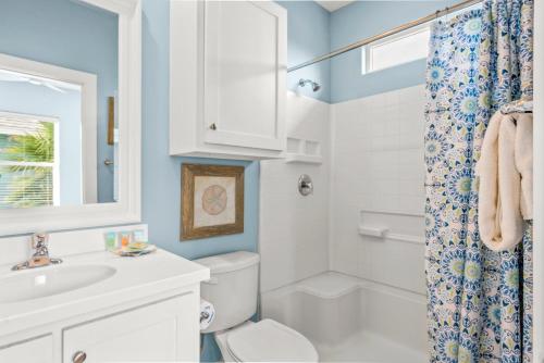 une salle de bain avec des toilettes blanches et un lavabo dans l'établissement Why Knot Relax - Heated PRIVATE Pool Beach Gear Credit Included, à Fresno