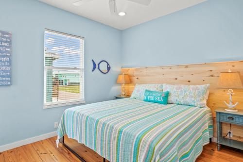 une chambre avec un lit et une fenêtre dans l'établissement Why Knot Relax - Heated PRIVATE Pool Beach Gear Credit Included, à Fresno
