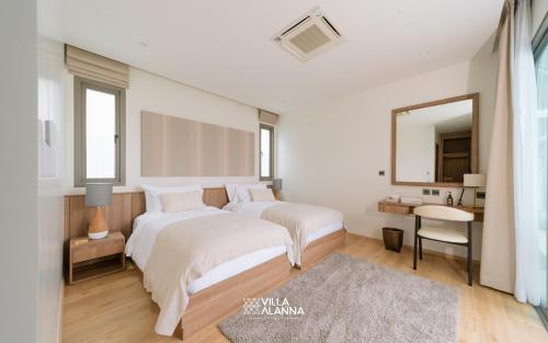 Кровать или кровати в номере Villa Alanna Phuket