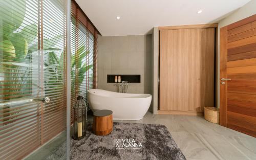 Ванная комната в Villa Alanna Phuket
