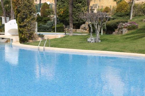 una grande piscina blu di fronte a una casa di Altea Hills Villa Casablanca 23 ad Altea