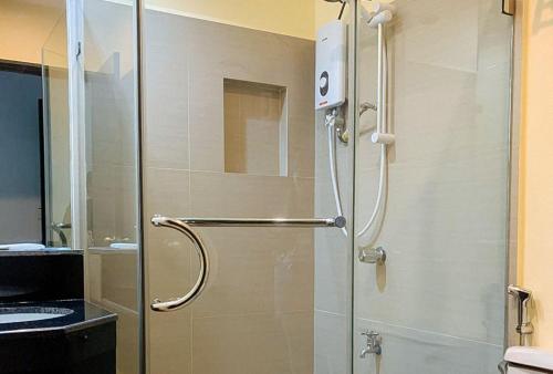 ドゥマゲテにあるCheck Inn Hotel Dumaguete City by RedDoorzの浴室のガラス扉付きシャワー