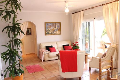 un soggiorno con divano e tavolo di Altea Hills Villa Casablanca 23 ad Altea