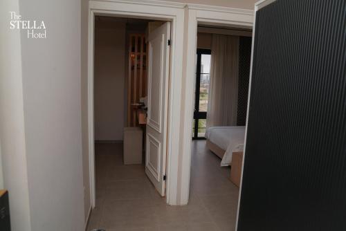 Ein Bett oder Betten in einem Zimmer der Unterkunft The Stella Hotel