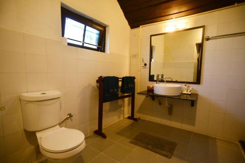 Koupelna v ubytování The Lodge, Madikeri
