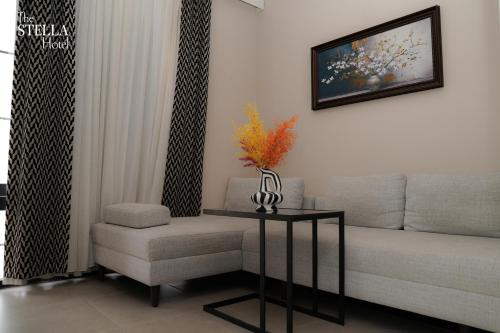 ein Wohnzimmer mit Couch und Tisch in der Unterkunft The Stella Hotel in Erbil