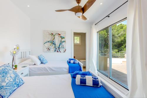 a bedroom with two beds and a large window at Villa Tesoro in El Toro