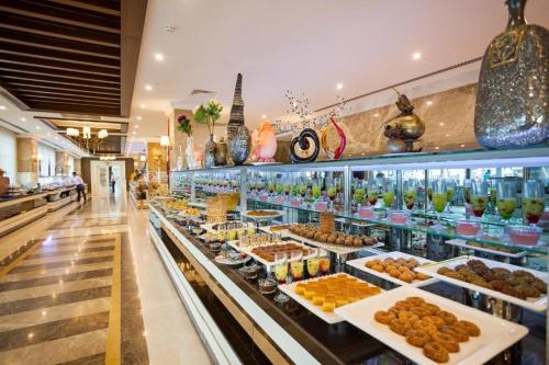 凯麦尔Karmir Resort & Spa - Ultra All Inclusive的展示不同种类食物的自助餐