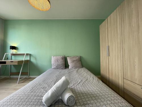 une chambre verte avec un lit et un bureau dans l'établissement Le Savanah - Spacieux - 6p - Rêve au Mans, au Mans