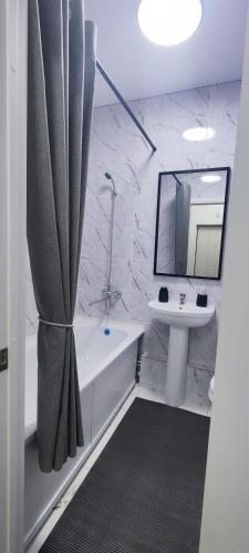 Koupelna v ubytování Уютная квартира ТРЦ Костанай Плаза