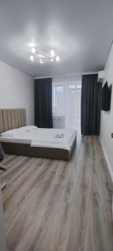Postel nebo postele na pokoji v ubytování Уютная квартира ТРЦ Костанай Плаза