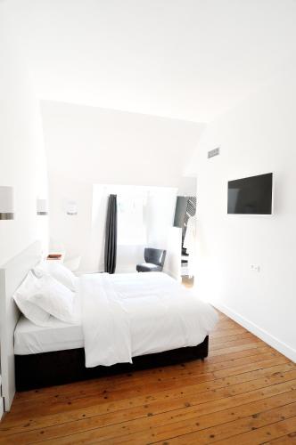 Una televisión o centro de entretenimiento en L'Hôtel Particulier Beziers