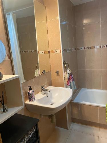 a bathroom with a sink and a bath tub at Residencial Algaida in Oropesa del Mar