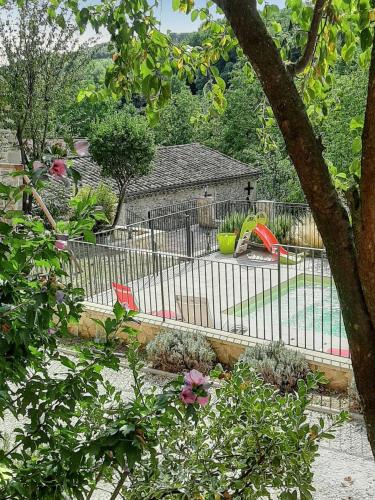 a fence in a garden with a yard at Villa spacieuse à Divajeu avec piscine privée in Divajeu