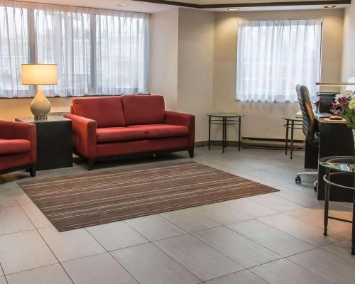 Ruang duduk di Comfort Inn