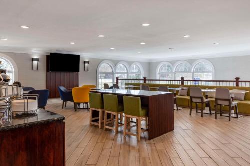 Lounge nebo bar v ubytování Comfort Inn & Suites East Greenbush - Albany