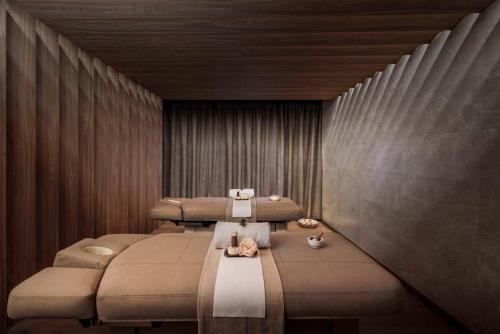 a room with two beds and two towels at Anantara Palazzo Naiadi Rome Hotel - A Leading Hotel of the World in Rome
