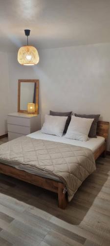 une chambre avec un grand lit et un miroir dans l'établissement Maison avec jardin à 1km de la plage du Val-André, à Pléneuf-Val-André