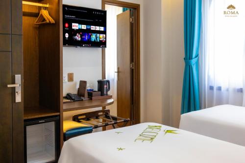 Roma Hotel Phu Quoc - Free Airport Shuttle & Sunset Town Tourにあるテレビまたはエンターテインメントセンター