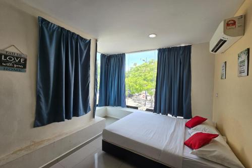 Postel nebo postele na pokoji v ubytování Hotel Inap Sri Gombak