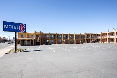 un estacionamiento de motel frente a un edificio en Motel 6-Santa Fe, NM - Downtown, en Santa Fe