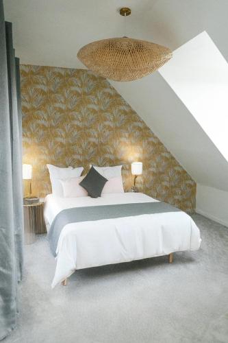 - une chambre avec un lit king-size et un mur dans l'établissement Kerlavost, à Trégastel