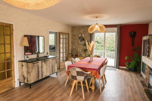 une salle à manger avec une table et des chaises en bois dans l'établissement Kerlavost, à Trégastel