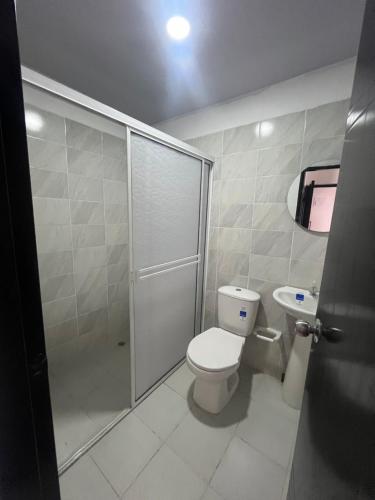 ein Badezimmer mit Dusche, Toilette und Waschbecken in der Unterkunft Hostal Piratas de Santa Marta in Santa Marta