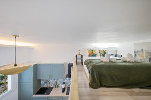 - une chambre avec un grand lit et des armoires bleues dans l'établissement Bleu Rivage - Magnifique 2P au Port de Nice - 1 chambre et 1 Mezzanine, à Nice