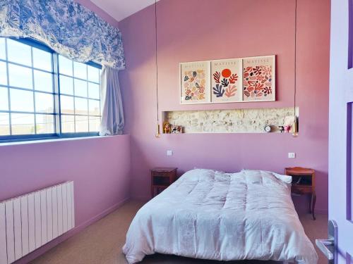 - une chambre rose avec un lit et 2 fenêtres dans l'établissement La Suite Niortaise, à La Crèche