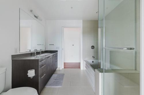 Ένα μπάνιο στο Blueground Rincon Hill 1bd apartment SFO-1748