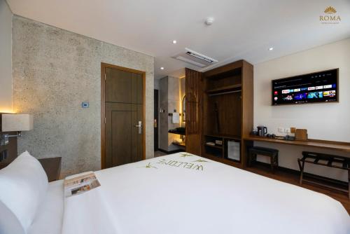 Roma Hotel Phu Quoc - Free Airport Shuttle & Sunset Town Tourにあるテレビまたはエンターテインメントセンター