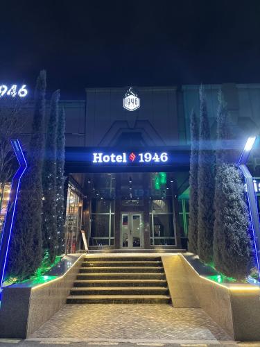 un hotel di notte con scale di fronte di Hotel 1946 a Tashkent