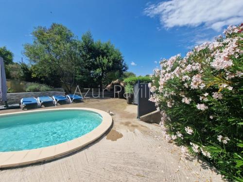 une villa avec une piscine et un jardin dans l'établissement Villa familiale vacances, à Saint-Raphaël