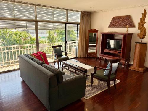 Samsen Suites Spacious 2BR Contemporary Thai Style