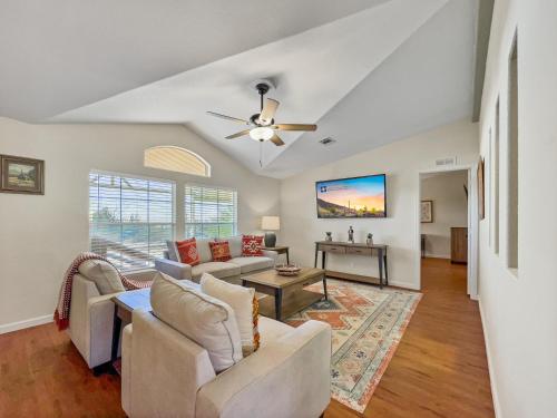 een woonkamer met 2 banken en een plafondventilator bij Old Whitmer Place Apache Junction in Apache Junction