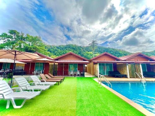 un complexe avec des chaises longues et une piscine dans l'établissement Lanta For Rest Boutique, à Ko Lanta