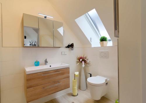 baño con lavabo y aseo y ventana en Flatprovider - Manuela Apartment Vienna, en Viena