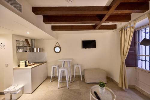 una cucina con un bancone e sgabelli in una stanza di Can Savella - Turismo de Interior a Palma de Mallorca