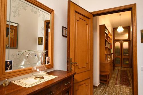 baño con jarrón de cristal en una encimera de madera en Casa Francesco, en Quartu SantʼElena