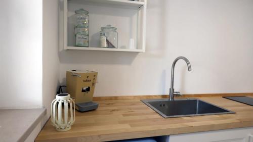 een aanrecht met een wastafel en een doos bij Le Carrube Rooms in Peschici
