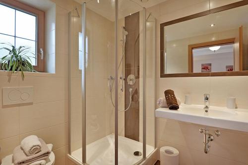 un baño con ducha y lavabo en Landhaus Noal, en Mayrhofen
