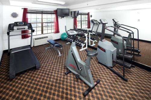 Fitness centrum a/nebo fitness zařízení v ubytování Red Lion Inn & Suites Auburn