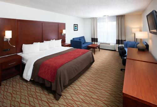 Tempat tidur dalam kamar di Red Lion Inn & Suites Auburn