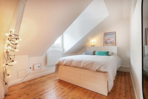 - une chambre blanche mansardée dans l'établissement Ty Mabilais, à Rennes