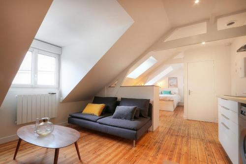 un salon avec un canapé et une table dans l'établissement Ty Mabilais, à Rennes