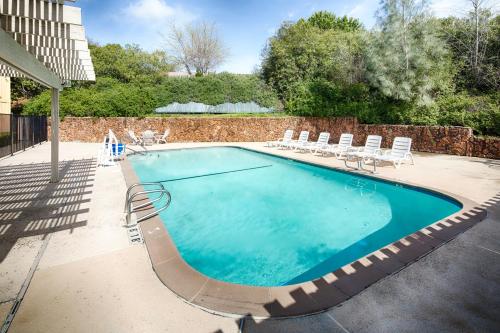 a large swimming pool with chairs at Red Lion Inn & Suites Auburn in Auburn