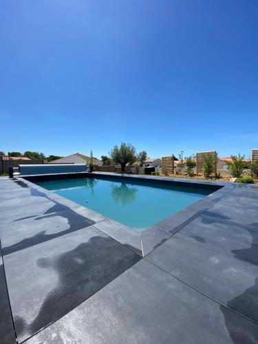 une piscine sur le toit d'une maison dans l'établissement Villa CARPE DIEM - Bretignolles sur Mer, à Bretignolles-sur-Mer